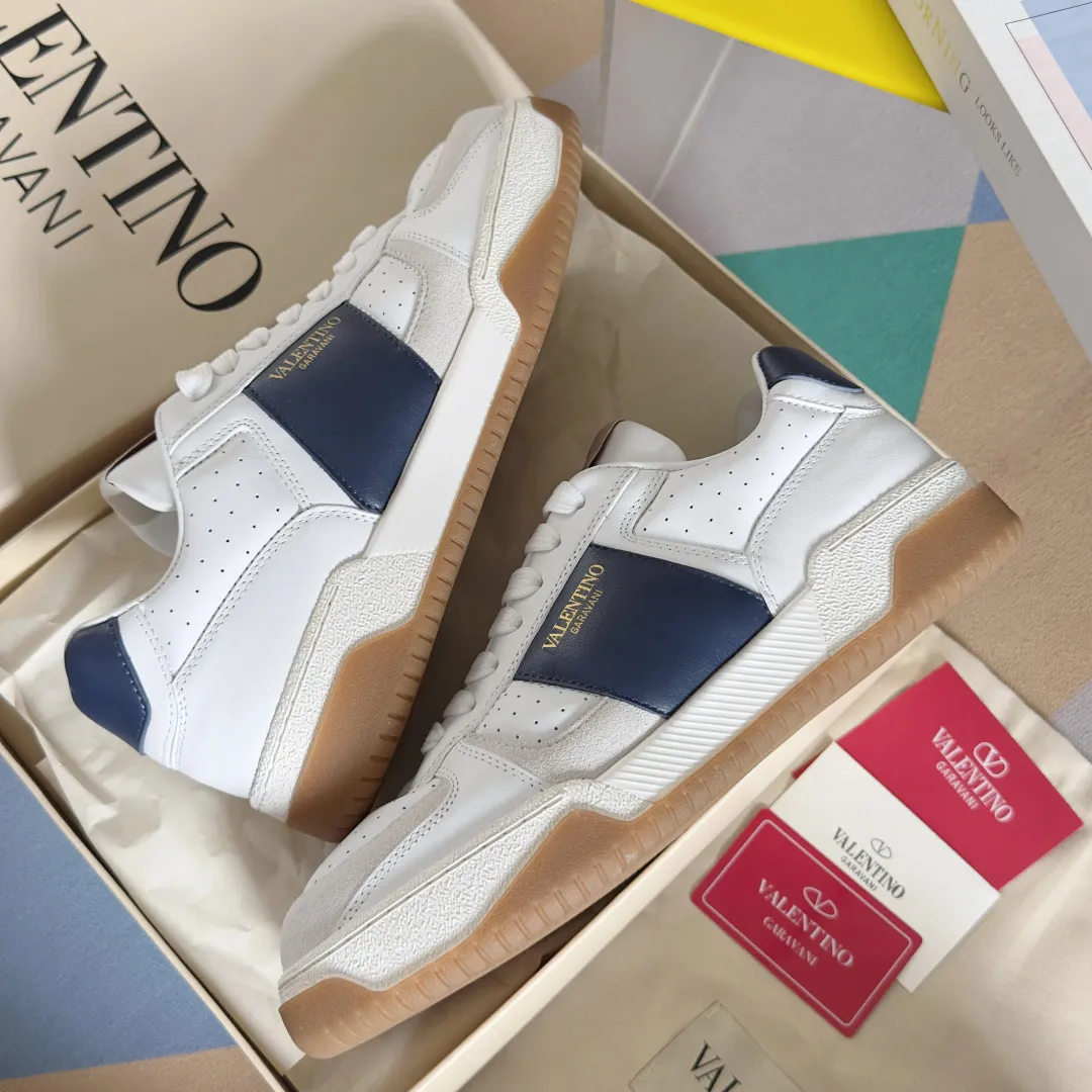 [Valentino] P: 800💰 Couple model, size: ▪️Size: Women's model 35-40 / Men's model 39-44 (45 customized) Valentino Valentino Couple model Joie de Jouer series Velcro Thick sole Bread shoes Couple model Casual sports shoes White shoes Original purchase and development Production Joie de Jouer series The style is simple but not out of style. The pure white base is paired with fresh green and soft beige, and the unique Velcro design highlights your personality. Every detail tells the fashion and quality. Wear it, take a confident step, and start the fashion journey. Exquisite packaging at the delivery counter🛍📦 ▪️Fabrics: Original custom imported first-layer cowhide ▪️Inner lining: Original custom-made soft sheepskin lining ▪️Outsole: Original open-molded anti-slip TPU material ▪️Sole thickness: 3.5CM